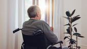 Una persona en silla de ruedas
