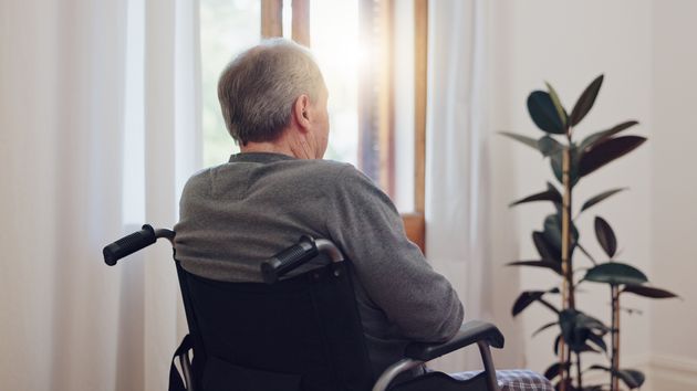 Una persona en silla de ruedas