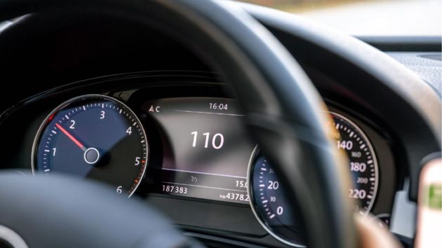 Coche a velocidad alta.