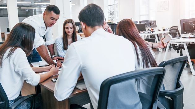 Un grupo de empleados trabajando juntos