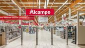 Una entrada a un supermercado Alcampo vacío