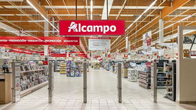Una entrada a un supermercado Alcampo vacío