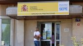 Una mujer entrando en una oficina del SEPE