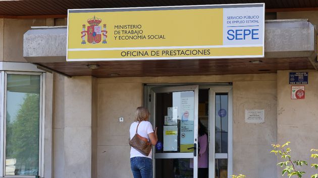 Una mujer entrando en una oficina del SEPE