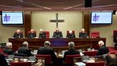 obispos en una asamblea