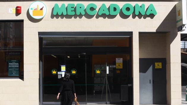 Una mujer entrando en un supermercado Mercadona