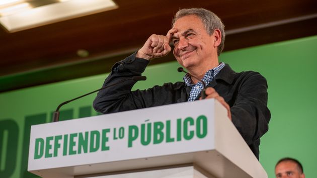 El ex presidente Zapatero haciendo el símbolo de la ceja