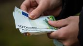 Primer plano de una persona contando billetes de euro