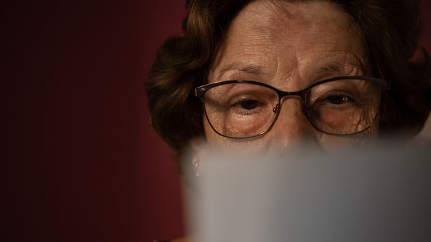 Una mujer mayor, aleatoria, leyendo una carta