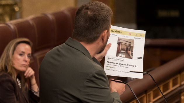 El diputado de Compromís Alberto Ibáñez muestra el precio del alquiler de una vivienda en Valencia