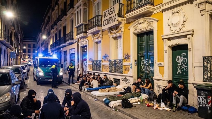 Compra un apartamento por 1 millón de euros y la venta se cancela porque un grupo de jóvenes ocupa ilegalmente la calle