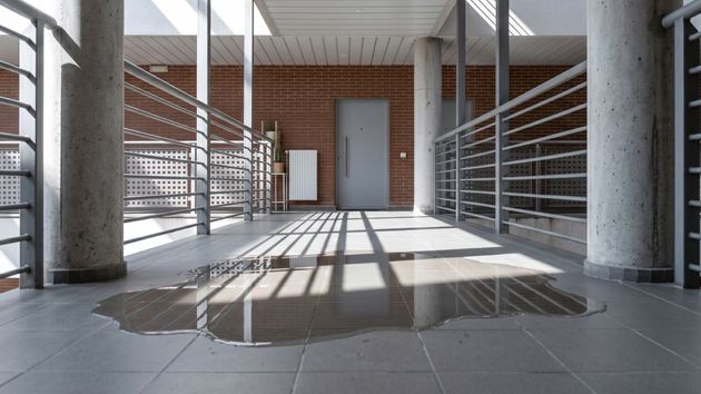 Un charco en el pasillo de un comunidad 