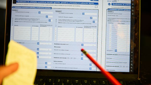 Una persona hace el borrador de su declaración de la renta en un ordenador