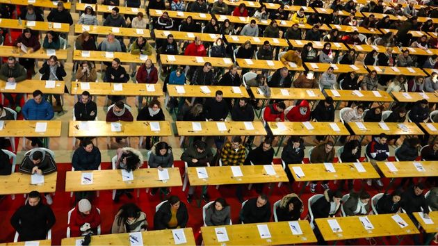 Varios opositores sentados antes del examen