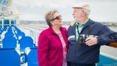 Dos personas mayores en un crucero