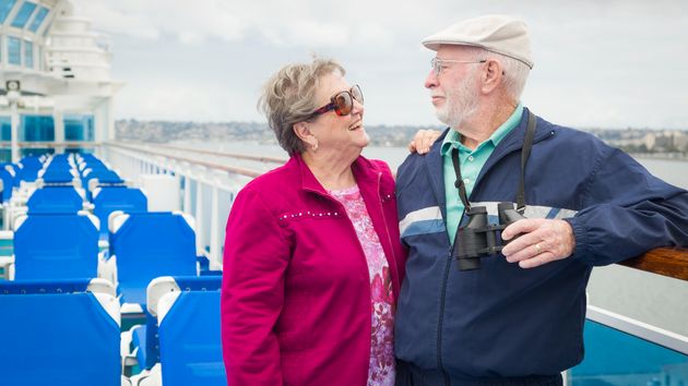 Dos personas mayores en un crucero