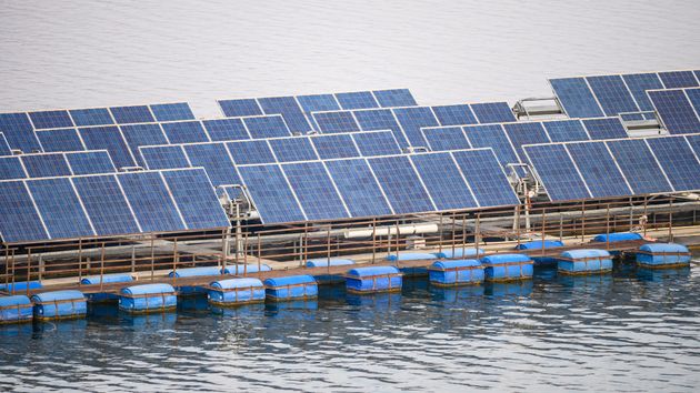 Placas solares sobre el agua