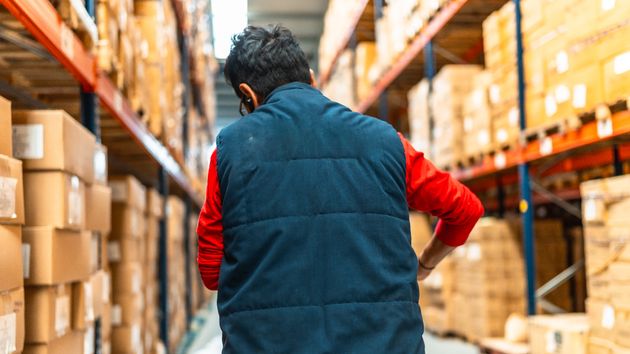 Un operario trabajando en un almacén
