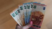 Una mano sujetando dinero