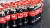 una imagen de una planta de embotellado de cocacola