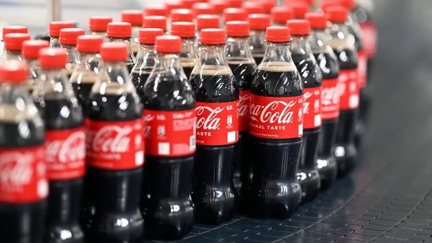 una imagen de una planta de embotellado de cocacola