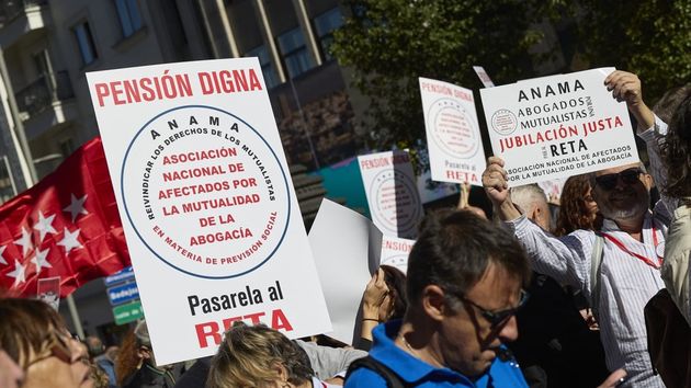 Varias personas durante una manifestación de abogados afectados por la mutualidad