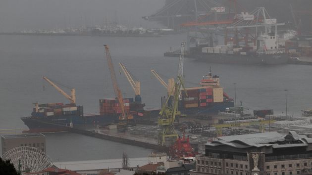 buques mercantes en el puerto