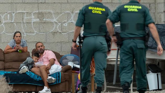 Desalojo de un complejo de viviendas inacabadas en el sur de Lanzarote que había sido ocupado por un centenar de personas,