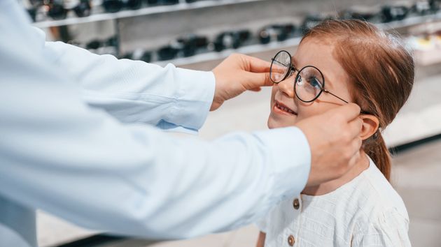 Una niña con gafas