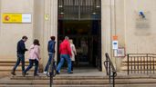 Personas entrando en un edificio de la Agencia Tributaria