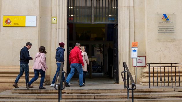 Personas entrando en un edificio de la Agencia Tributaria