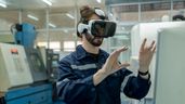 Ingeniero utilizando gafas de realidad virtual