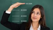 Mujer comparando una escala salarial de hasta 100.000 euros