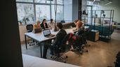 Un grupo de empleados trabajando en la oficina