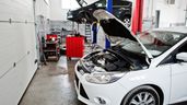 Un coche averiado en un taller