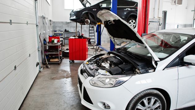 Un coche averiado en un taller