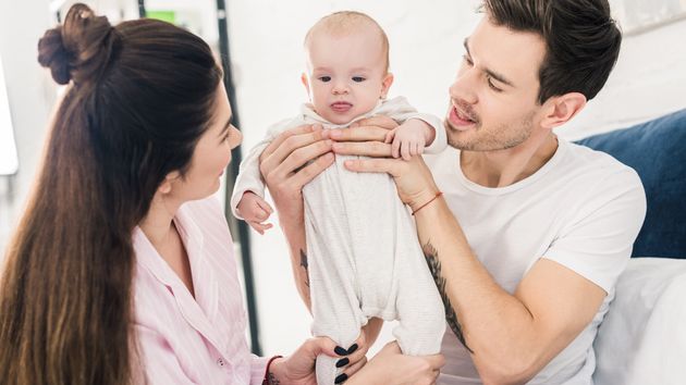 Imagen representativa de una pareja con un bebé