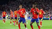 dos futbolistas de la selección española celebrando un gol