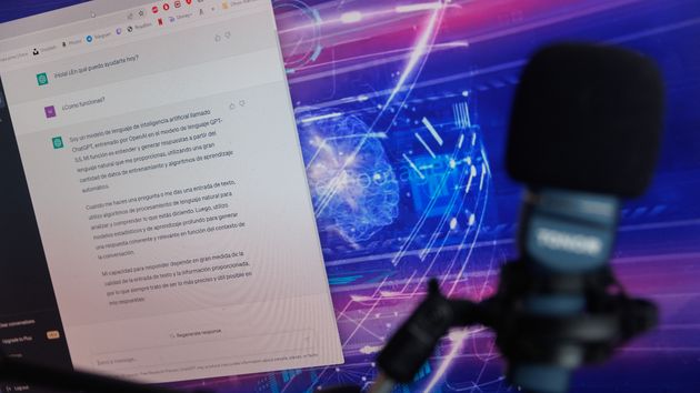 Un ordenador con el chatgpt abierto