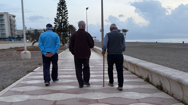 Tres jubilados paseando