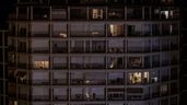 bloque de pisos de noche