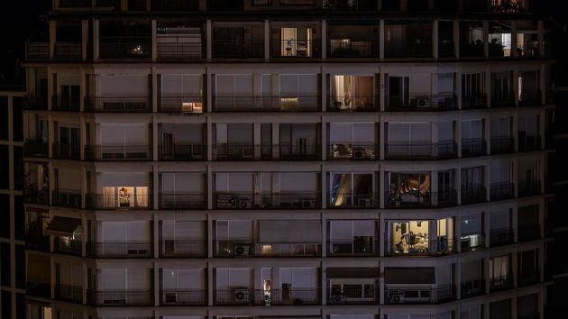 bloque de pisos de noche