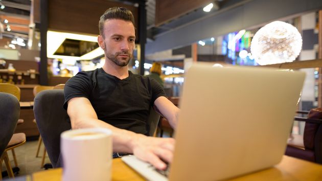 Imagen representativa de un millenial trabajando en una cafetería