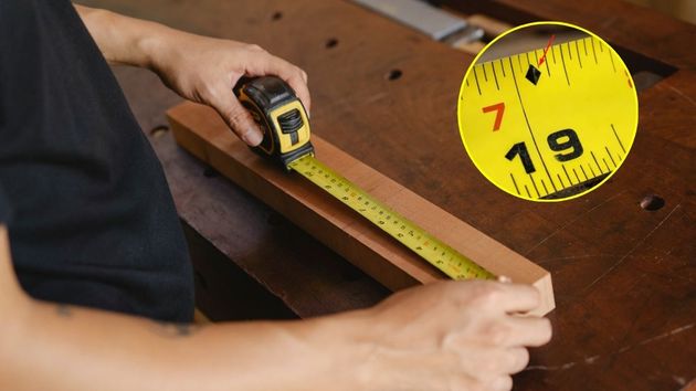 una cinta métrica sobre un tablón