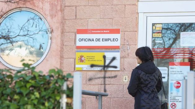 Una mujer espera en una oficina de empleo del SEPE