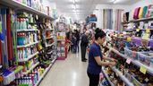 Una dependienta en un bazar