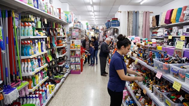 Una dependienta en un bazar