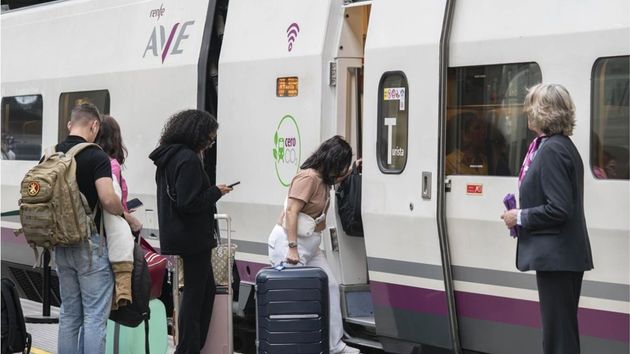 Viajeros subiendo a un tren AVE de Renfe