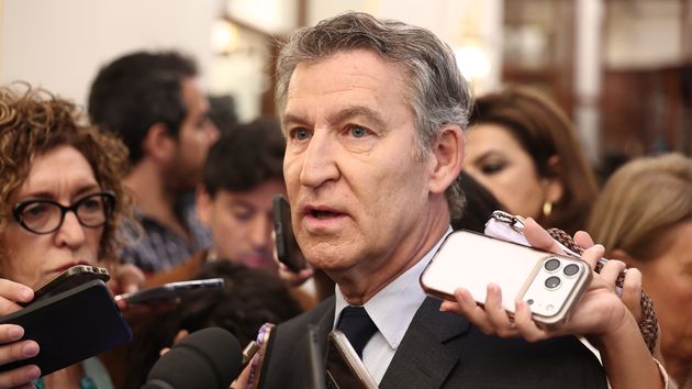 Alberto Núñez Feijóo atendiendo a los medios