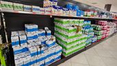 cajas de leche en un supermercado